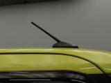 後退時に車両の後ろ側をモニター画面に表示します。車庫入れなどでバックする際に後方確認ができて便利です。車庫入れが苦手な人もこれで安心。