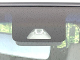 【スマートアシスト】走行中に前方の車両等を認識し、衝突しそうな時は警報とブレーキで衝突回避と被害軽減をアシスト。より安全にドライブをお楽しみいただけます。