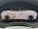 バーチャルコックピットでは、メーターやオーディオ操作、電話選択、地図の確認が可能。パネル内に高解像度の液晶ディスプレイを配置しております。