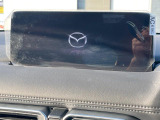 【10.25インチマツダコネクト】車内の雰囲気にマッチした大型ディスプレイ。スマホ接続でのナビ使用やBluetooth再生等、様々な機能が楽しめます。直感的なダイヤル操作が可能で、使い勝手も良好です。