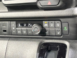 【オートエアコン】一度お好みの温度に設定すれば、車内の温度を検知し風量や温度を自動で調整。暑い&hellip;寒い&hellip;と何度もスイッチ操作をする必要はありません。快適な車内空間には必須の機能ですね♪