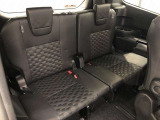 サードシートです。荷物が思ったより多くなった時や、大人数のドライブなど様々なシーンで対応が来ます。片方を畳んで荷物を載せたり、シートアレンジも自由自在。
