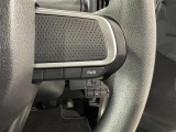 ステアリングスイッチ付きで、運転中に視線を前に向けたまま操作できます。