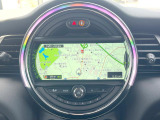 ●MINI純正ナビ:一体感のあるナビは、高級感ある車内を演出してくれます。Bluetooth再生などオーディオ機能も充実しておりますので、運転もより楽しめます♪