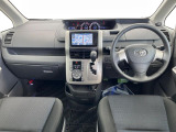 インテリアに合わせたデザインのステアリングは、運転される方のことも考え、運転しやすい形状、大きさです。是非一度、実際に触ってお確かめください。