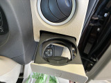 ワンプッシュ式オートオープンカップホルダー。