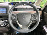 インテリアに合わせたデザインのステアリングは、運転される方のことも考え、運転しやすい形状、大きさです。是非一度、実際に触ってお確かめください。