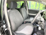 運転席まわりには十分なスペースがあり、大柄な方でもゆったり運転していただける環境です。