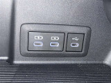 充電用USB端子付き。スマートフォンなどの充電に便利です。