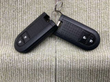 手荷物が多いときでも、スマートキーをバッグやポケットに携帯していれば、キーを取り出すことなくドアの解錠・施錠ができます