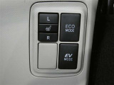 EVモードスイッチが付いています。早朝・深夜の住宅街や屋内駐車場などで、騒音や排気ガスを気にすることなく走行できます♪