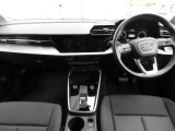 安全で快適な運転をサポートするアウディバーチャルコックピット。多機能でありながら優れた操作性で、シンプルで美しいインテリアデザインに溶け込んでいます。