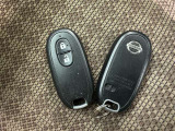 スマートキーをポケットやバッグに携帯していれば、キーを取り出すことなくドアハンドルを握り解錠、ドアハンドルのセンサーに触れるだけで施錠できます。