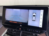 パノラミックビューモニターを装備。駐車場や交差点でクルマを真上から見るように周囲を確認できます。機能の詳細は販売店スタッフまでおたずねください。