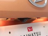 このお車はバックカメラが付いています。ナビをつければ連動できます。バックの操作が楽になります。