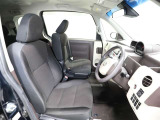 ゆったり室内で運転もしやすいです♪使い勝手の良い配置も考えられています!!