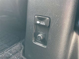 シートを外して室内をすみずみまで洗浄&消臭。ボディやタイヤはもちろん、エンジンルームまで洗浄しています。