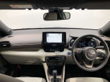 シンプルながら機能性あふれる運転席廻りです。視界性もよく、運転しやすいですよ。