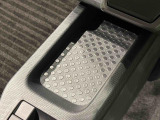スマートフォンなどがスッキリ置けるセンターコンソールトレイです