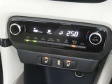 【オートエアコン】車内温度を感知して自動で温度調整をしてくれるのでいつでも快適な車内空間を創り上げます!どの席に座っても快適なドライブが楽しめます♪