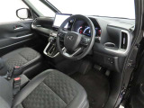 シンプルで使いやすいデザインの運転席です。