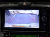 バックモニター付きで慣れない駐車場や車庫入れをサポートします。