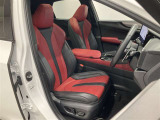 F SPORT専用本革シートです。ホールド感があり運転姿勢を保ちやすく疲れにくいのが魅力です。