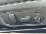 運転席メモリー付きフロント電動シート装備。
