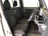 運転席の座面高さを調整できるシートリフターが付いています。フロントシートはベンチシートを採用で、座面も広く使い勝手もいいですよ♪
