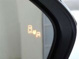 ブラインドスポットモニター装備。隣車線を走る車両を検知。ドアミラーでは確認しにくい後方、側方エリアに存在する車両や急接近してくる車両も検知しドアミラーに搭載されたLEDインジケーターが点灯します。