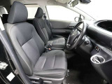 ゆったり室内で運転もしやすいです♪使い勝手の良い配置も考えられています!!