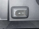 充電用USB端子付き。スマートフォンなどの充電に便利です。