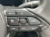 アダプティブクルーズコントロール機能付きです。走行中に先行車の様子を検知しながら、設定した車速の範囲内で先行車との距離のキープを支援します。詳細は販売店スタッフまでおたずねください。