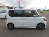 両側パワースライドです。大きいサイズの荷物の台入れも楽々です。
