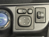 【電動格納ドアミラー】狭路の通行時や狭い場所に停車させるときに活躍する装備ですね。ボタン一つでドアミラーが格納されます。