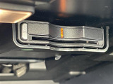 【ETC】有料道路を利用する際に料金所で停止することなく通過できる、ETC車載器(ノンストップ自動料金収受システム機器)が装備されています。セットアップを行うことで利用可能になります。