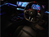 【ハンドル】ドライバーとBMW車の一体感がダイレクトに伝わるステアリングホイール。形状・太さへの拘りに加えて、操作性を高める為にスイッチ類も配置。クイックかつ安定のドライビングを体感下さい!