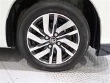 アルミホイールを装備、タイヤサイズは165/65R14です。