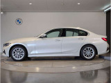 BMWではロングホイールベースの採用をしており、すべての車種に適用され、走行中の安定感の向上されております。また室内空間の広さにも貢献しております。