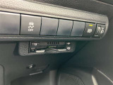 隣車線を走る車両をレーダーで検知し、ドアミラーでは確認しにくい後側方エリアに存在する車両に加え、急接近してくる車両も検知します。車両を検知するとドアミラーに搭載されたLEDインジケーターが点灯します。