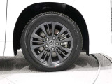 タイヤサイズは(205/60R16)で純正アルミホイールです。