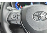 ステアリングスイッチ付き。前方から目を離すことなく操作することが可能です。