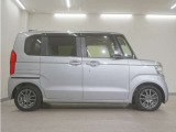 リアには左右スライドドアを採用。狭い駐車場でも開閉しやすく、強風の日でもドアが煽られにくくなっております。小さなお子さまやご年配の方も安心して乗り降りできます。