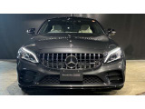 ウィンカー内蔵ドアミラーを開発したのは『メルセデス・ベンツ』です。他車からの視認性が高まり、事故の可能性を低減させています。更に、点灯部分はドライバーの視界に入らないように設計されています。