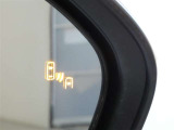 【ブラインドスポットモニター】ブ自車斜め後方の車を探知。車線変更の危険を教えてくれます。