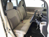 運転席の座面高さを調整できるシートリフターが付いています。フロントシートはベンチシートを採用で、座面も広く使い勝手もいいですよ♪