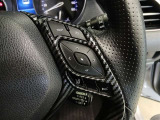 ステアリングには運転中でも簡単に操作できる各種スイッチついてます