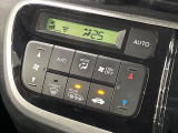 【オートエアコン】一度お好みの温度に設定すれば、車内の温度を検知し風量や温度を自動で調整。暑い&hellip;寒い&hellip;と何度もスイッチ操作をする必要はありません。快適な車内空間には必須の機能ですね♪