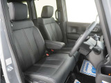 運転席のスペースはゆったりしていて、視界も広く確保されているので普段の運転からロングドライブまで快適です。