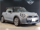 MINIのフロントグリルのデザインはイギリスで生まれた当初から、シルバーのサイドバーが折り重なった伝統的なデザインで御座います。その伝統はBMWのお車になってからでも少しずつ形を変えて守られております